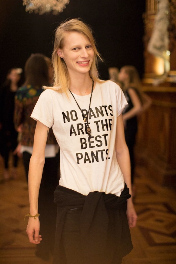 Dries Van Noten يرسم إطلالة المرأة الراقية والأنيقة