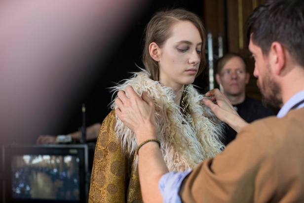 Dries Van Noten يرسم إطلالة المرأة الراقية والأنيقة