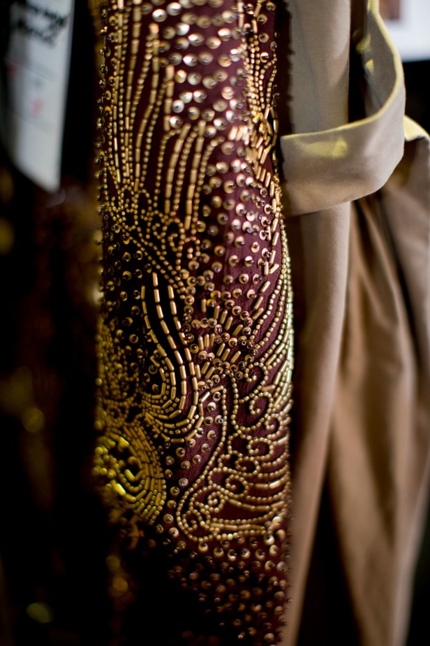 Dries Van Noten يرسم إطلالة المرأة الراقية والأنيقة