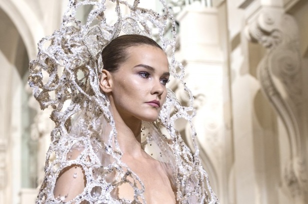 عرض أزياء ايلي صعب لخريف 2018