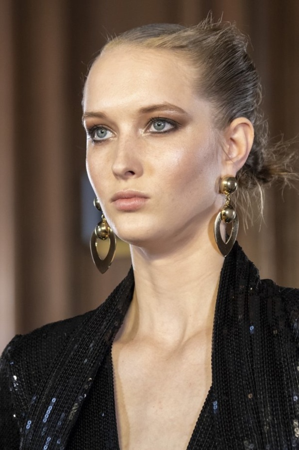 تصاميم كلاسيكية ومتنوعة من Elie Saab لخريف وشتاء 2019 