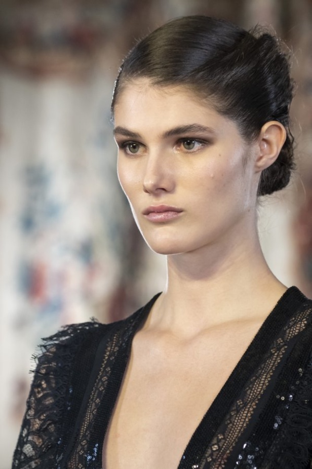 تصاميم كلاسيكية ومتنوعة من Elie Saab لخريف وشتاء 2019 