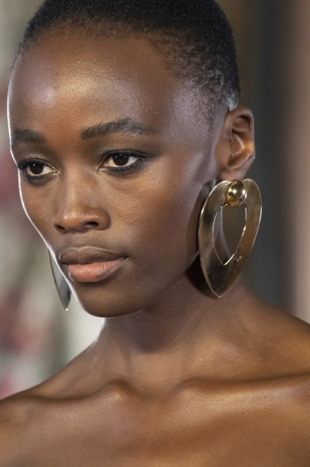 تصاميم كلاسيكية ومتنوعة من Elie Saab لخريف وشتاء 2019 