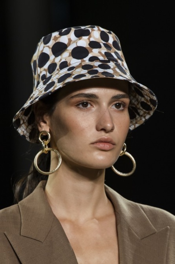  اسبوع الموضة في نيويورك 2019 ابرز صيحات أزياء و اكسسوارات ELIE TAHARI لربيع وصيف 2020 