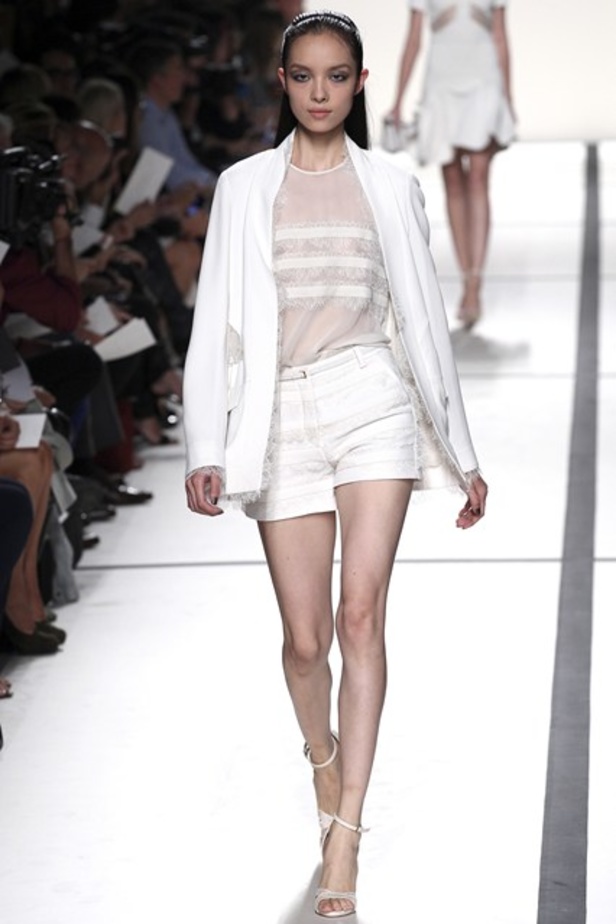 ايلي صعب : حديقة من الدانتيل تخطف الانفاس..