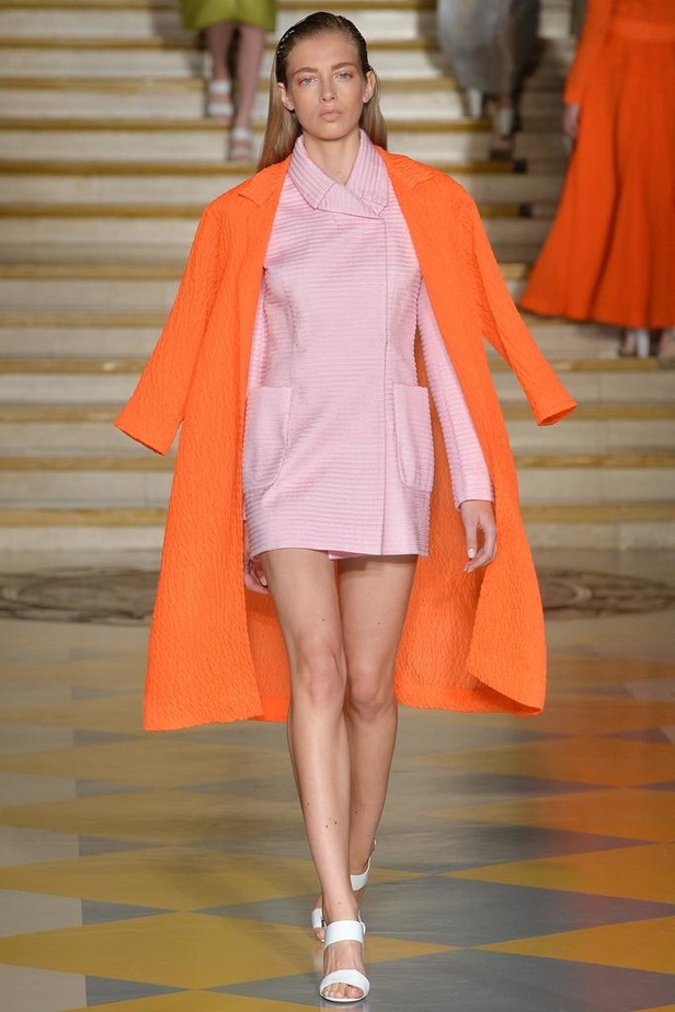 Emilia Wickstead : مجموعة تنبض بروح الأنوثة والشباب