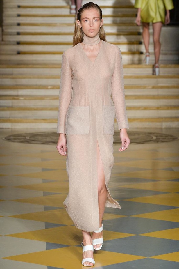 Emilia Wickstead : مجموعة تنبض بروح الأنوثة والشباب