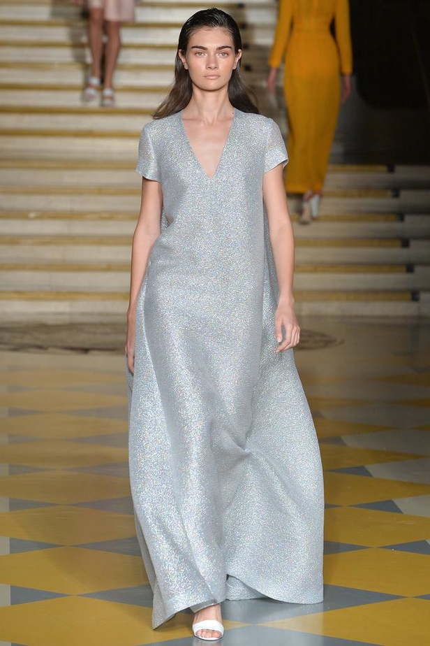 Emilia Wickstead : مجموعة تنبض بروح الأنوثة والشباب