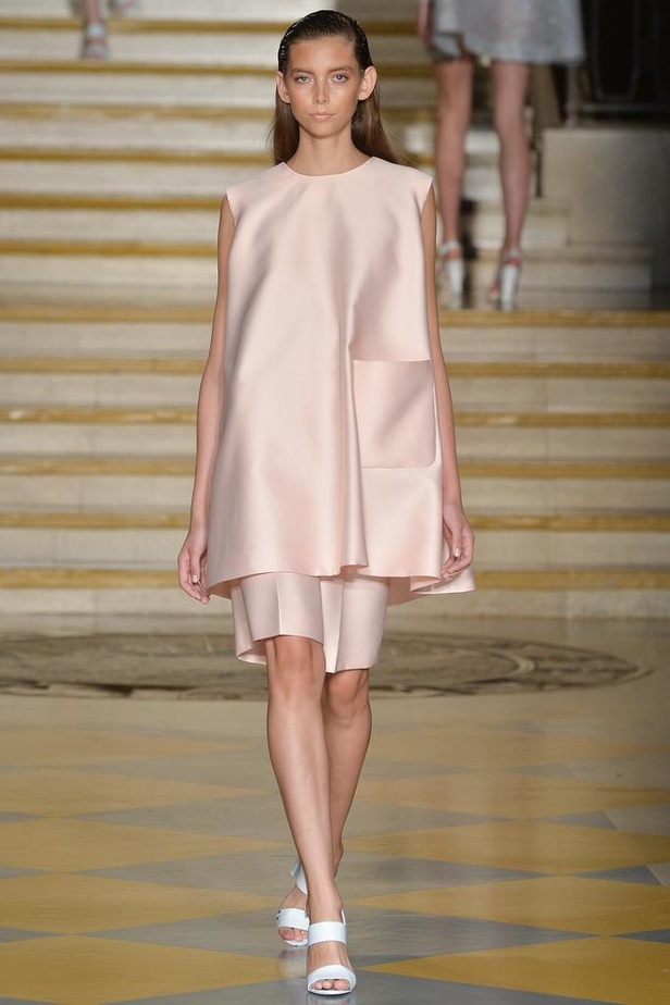 Emilia Wickstead : مجموعة تنبض بروح الأنوثة والشباب