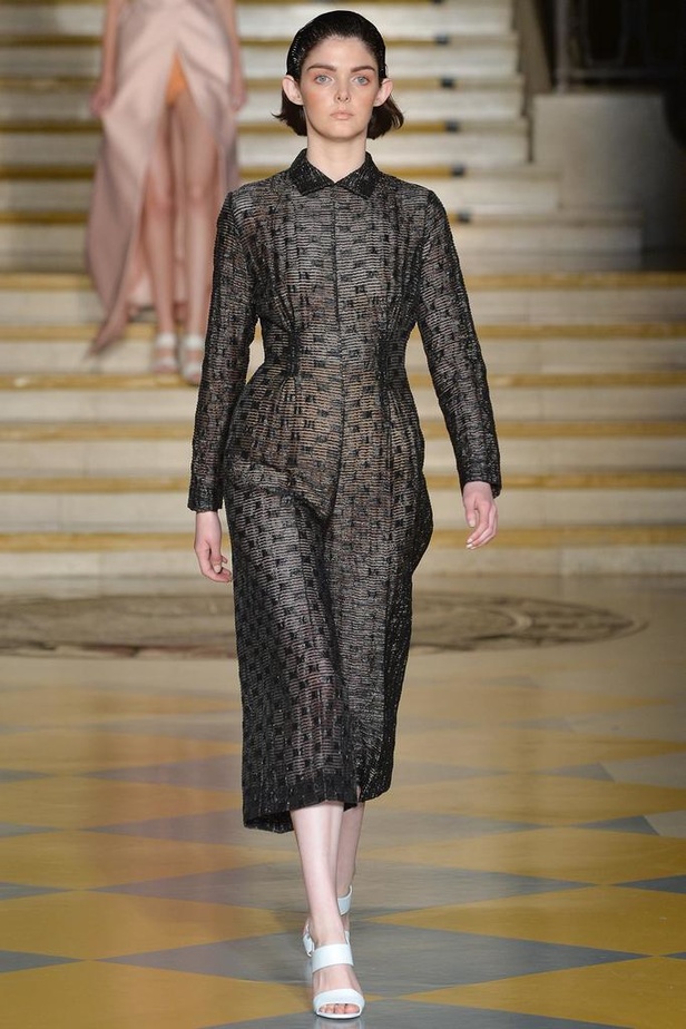 Emilia Wickstead : مجموعة تنبض بروح الأنوثة والشباب