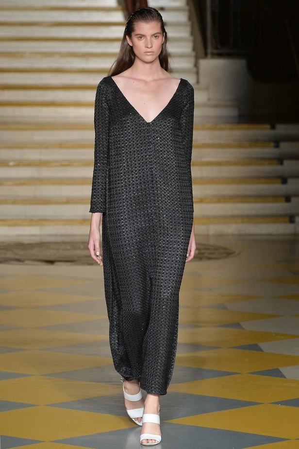 Emilia Wickstead : مجموعة تنبض بروح الأنوثة والشباب