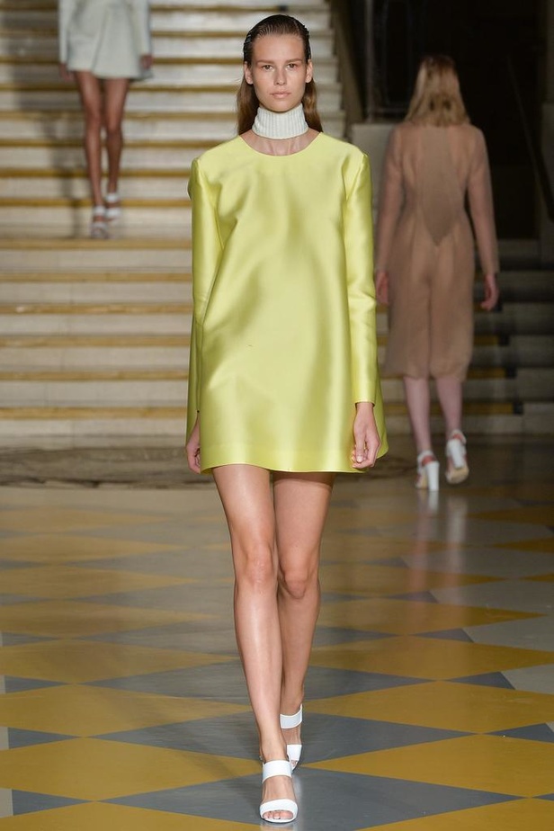 Emilia Wickstead : مجموعة تنبض بروح الأنوثة والشباب