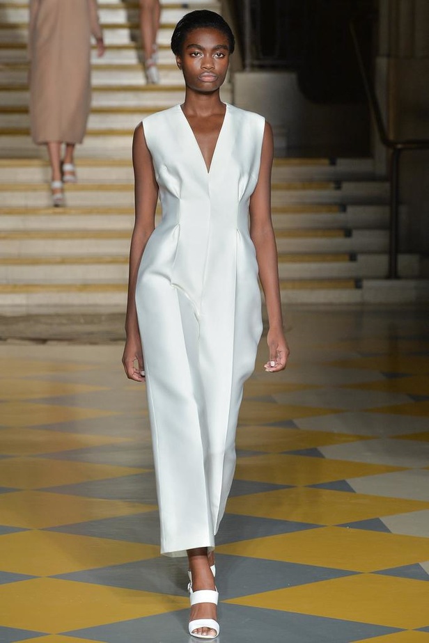 Emilia Wickstead : مجموعة تنبض بروح الأنوثة والشباب