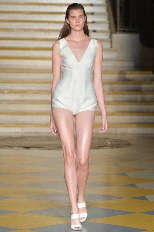 Emilia Wickstead : مجموعة تنبض بروح الأنوثة والشباب