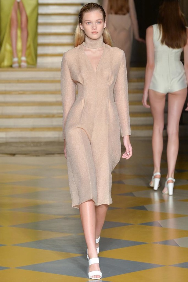 Emilia Wickstead : مجموعة تنبض بروح الأنوثة والشباب