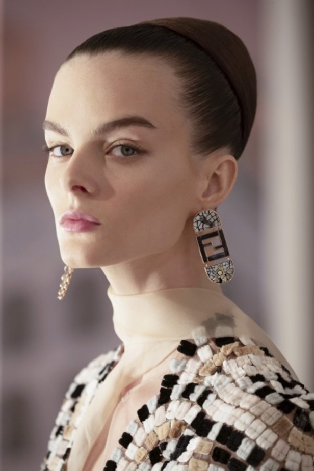 عرض أزياء دار Fendi للأزياء الراقية لخريف وشتاء 2021-2022