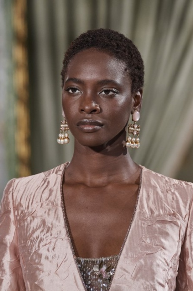 عرض ازياء مجموعة GIORGIO ARMANI PRIVE للهوت كوتور لخريف 2021 في باريس