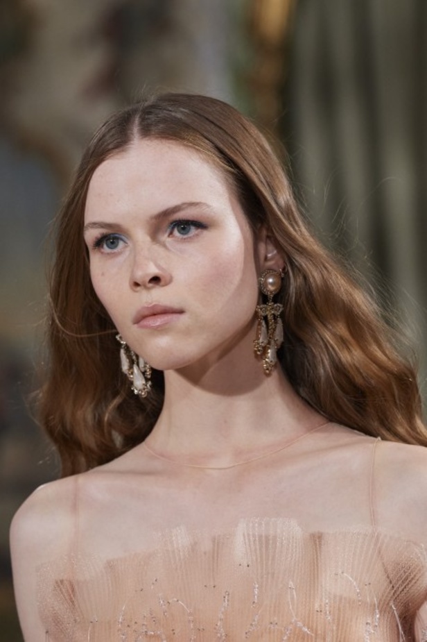 عرض ازياء مجموعة GIORGIO ARMANI PRIVE للهوت كوتور لخريف 2021 في باريس