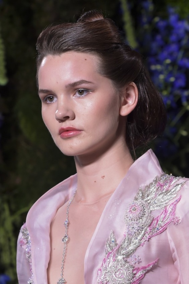 مجموعة Guo Pei للأزياء الفاخرة لخريف وشتاء ٢٠١٧/ ٢٠١٨ !