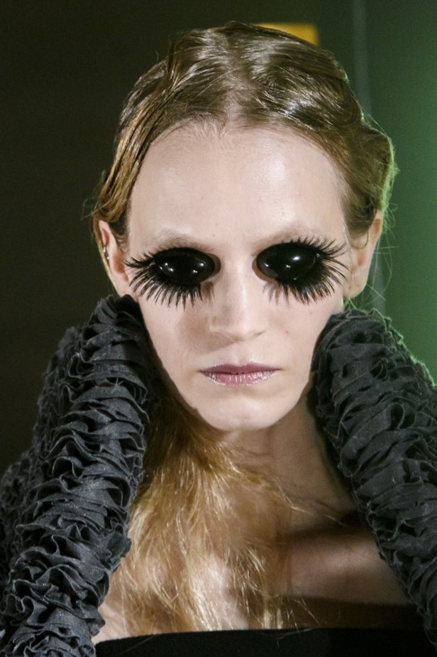 عرض أزياء المصمم Gareth Pugh لخريف وشتاء 2017