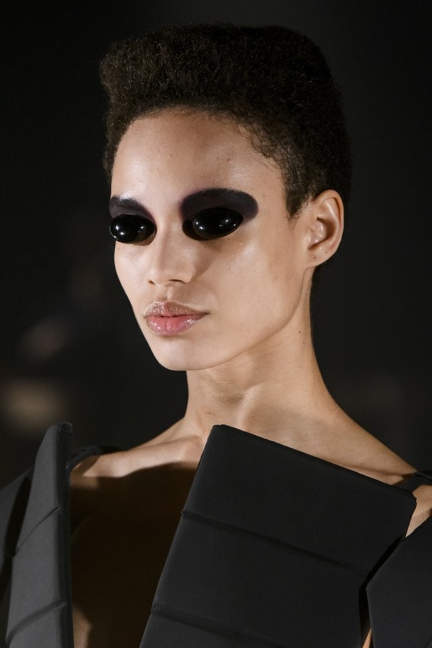 عرض أزياء المصمم Gareth Pugh لخريف وشتاء 2017