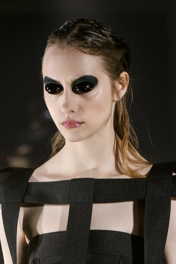 عرض أزياء المصمم Gareth Pugh لخريف وشتاء 2017