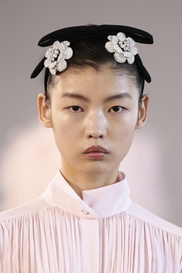 عرض ازياء جيامباتيستا فالي خلال اسبوع الموضة في باريس