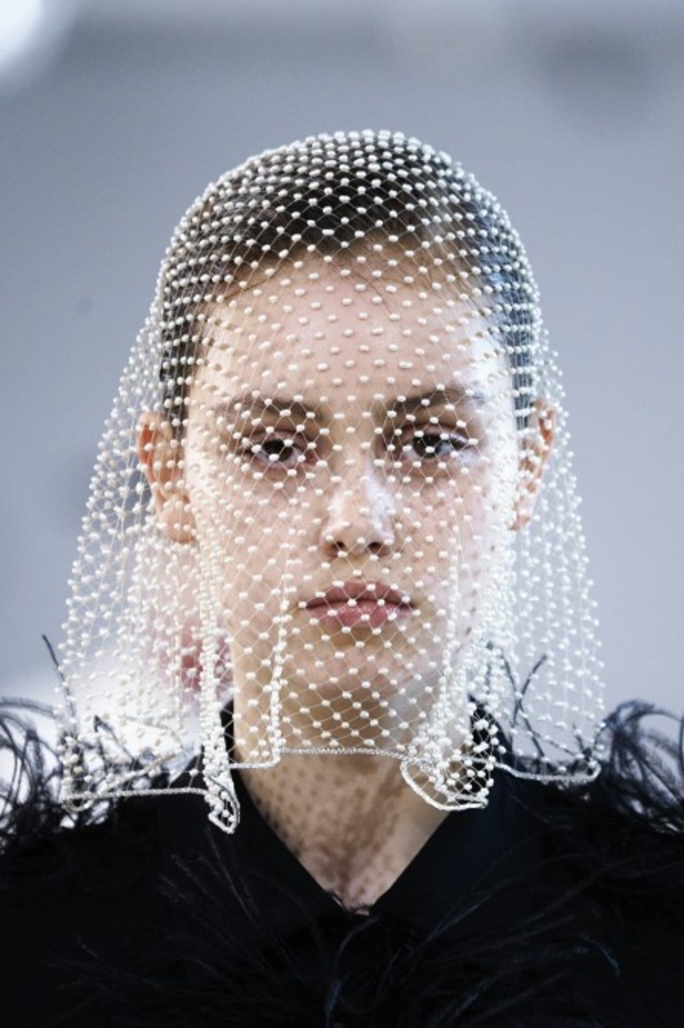 عرض ازياء جيامباتيستا فالي خلال اسبوع الموضة في باريس