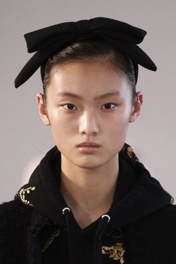 عرض ازياء جيامباتيستا فالي خلال اسبوع الموضة في باريس