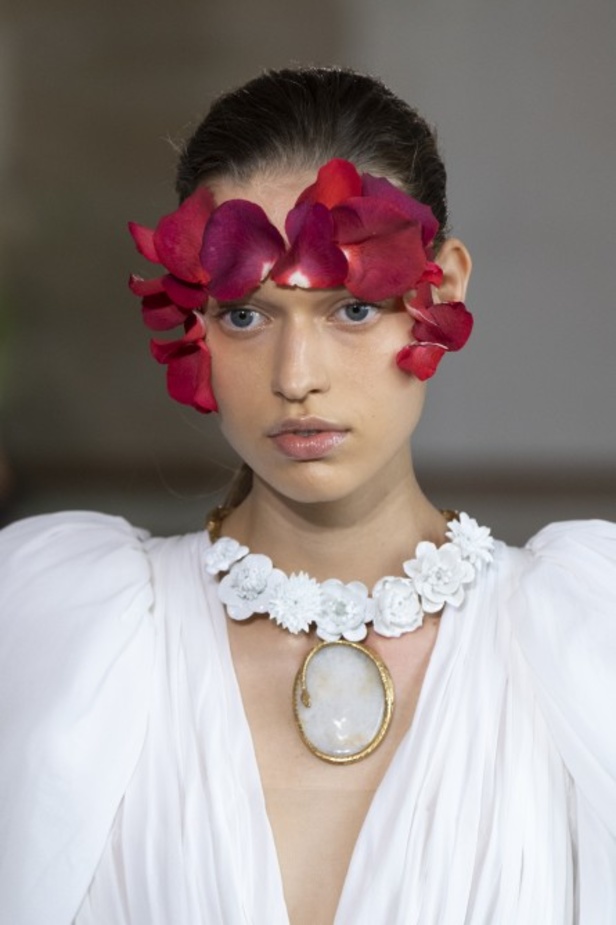 اسبوع الموضة في باريس 2019 مجموعة الالبسة الراقية من جيامباتيستا فالي لربيع وصيف 2020