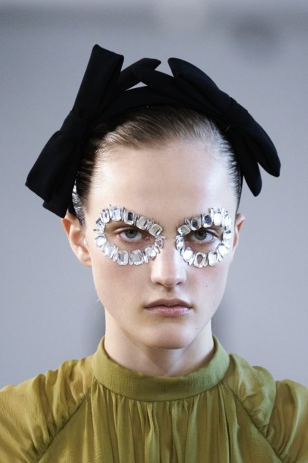 عرض ازياء جيامباتيستا فالي خلال اسبوع الموضة في باريس