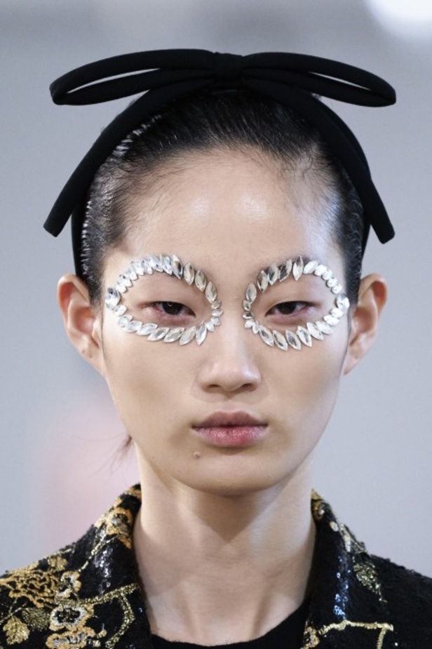 عرض ازياء جيامباتيستا فالي خلال اسبوع الموضة في باريس