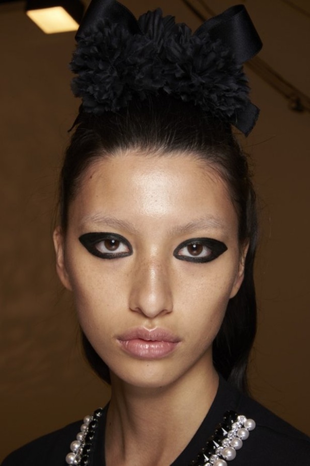 عرض أزياء GIAMBATTISTA VALLI بصيحة الستينات لموسم ربيع وصيف 2021