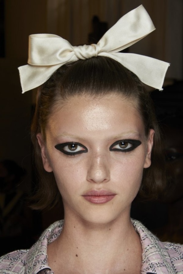 عرض أزياء GIAMBATTISTA VALLI بصيحة الستينات لموسم ربيع وصيف 2021