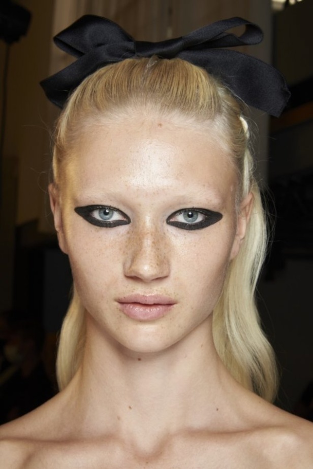 عرض أزياء GIAMBATTISTA VALLI بصيحة الستينات لموسم ربيع وصيف 2021