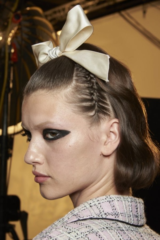 عرض أزياء GIAMBATTISTA VALLI بصيحة الستينات لموسم ربيع وصيف 2021