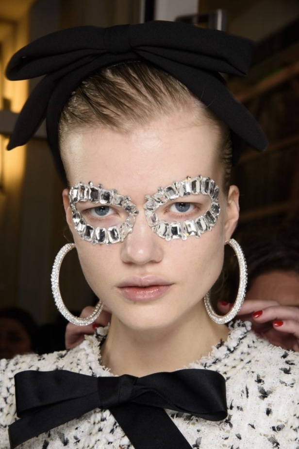 عرض ازياء جيامباتيستا فالي خلال اسبوع الموضة في باريس