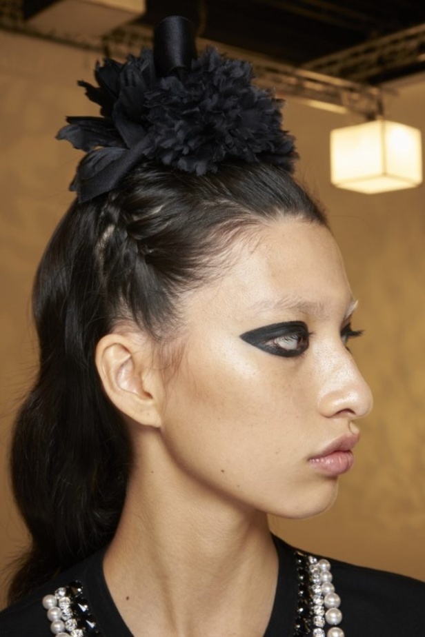 عرض أزياء GIAMBATTISTA VALLI بصيحة الستينات لموسم ربيع وصيف 2021