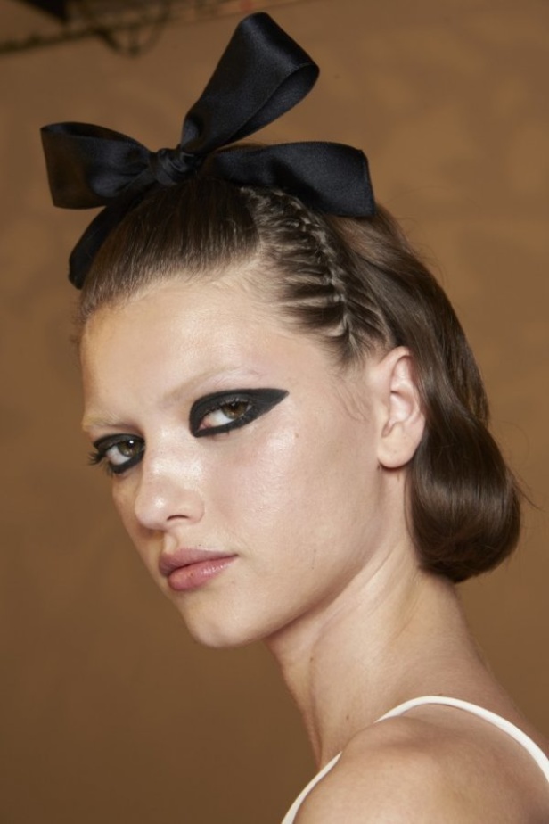 عرض أزياء GIAMBATTISTA VALLI بصيحة الستينات لموسم ربيع وصيف 2021