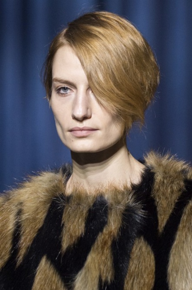 أزياء جيفنشي تظهر شخصية المرأة العملية والقوية