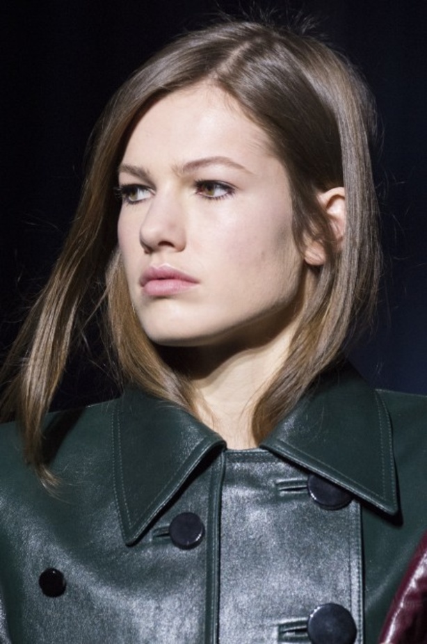 أزياء جيفنشي تظهر شخصية المرأة العملية والقوية