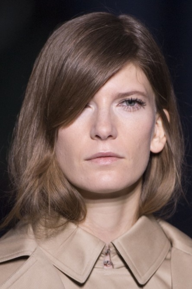 أزياء جيفنشي تظهر شخصية المرأة العملية والقوية