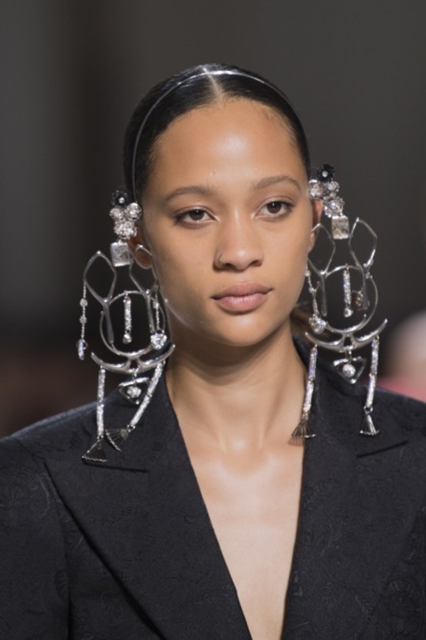 مجموعة جيفنشي كوتور 2019: تفاصيل دراماتيكية وغموض خيالي ساحر