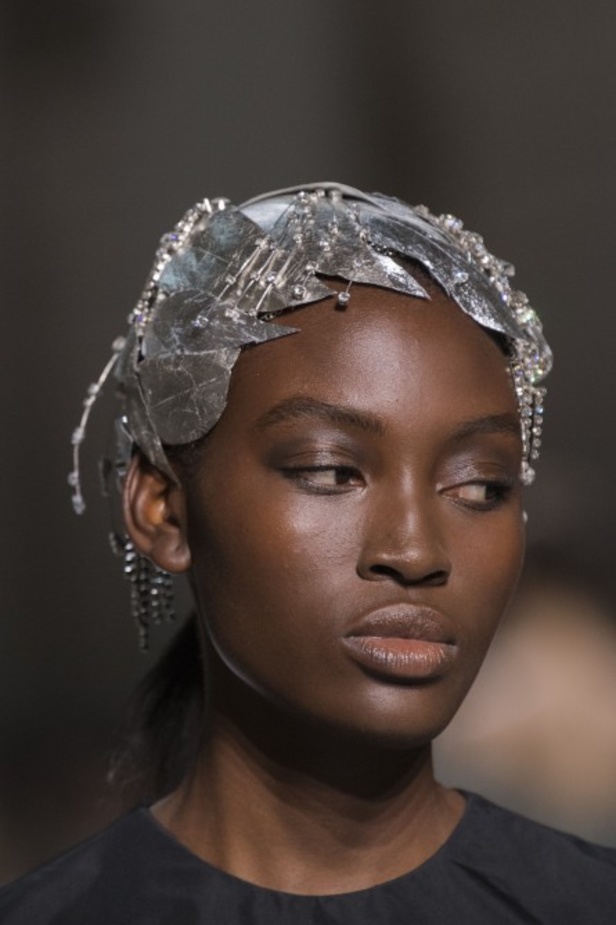 مجموعة جيفنشي كوتور 2019: تفاصيل دراماتيكية وغموض خيالي ساحر