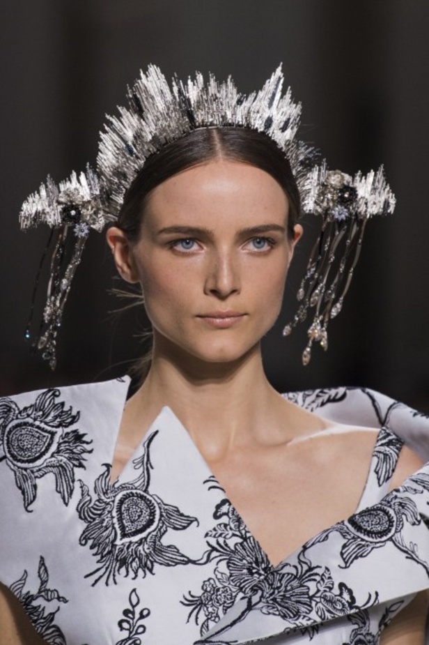 مجموعة جيفنشي كوتور 2019: تفاصيل دراماتيكية وغموض خيالي ساحر