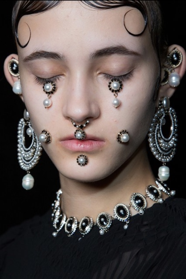 Givenchy بين الأسلوب الفيكتوري والهندي! 