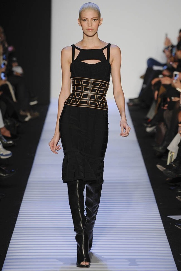 أناقة الفساتين من HERVE LEGER BY MAX AZRIA