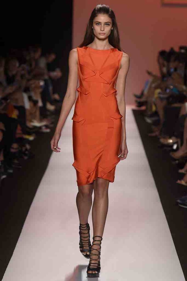 ربيع HERVE LEGER: أناقة مثيرة وحازمة