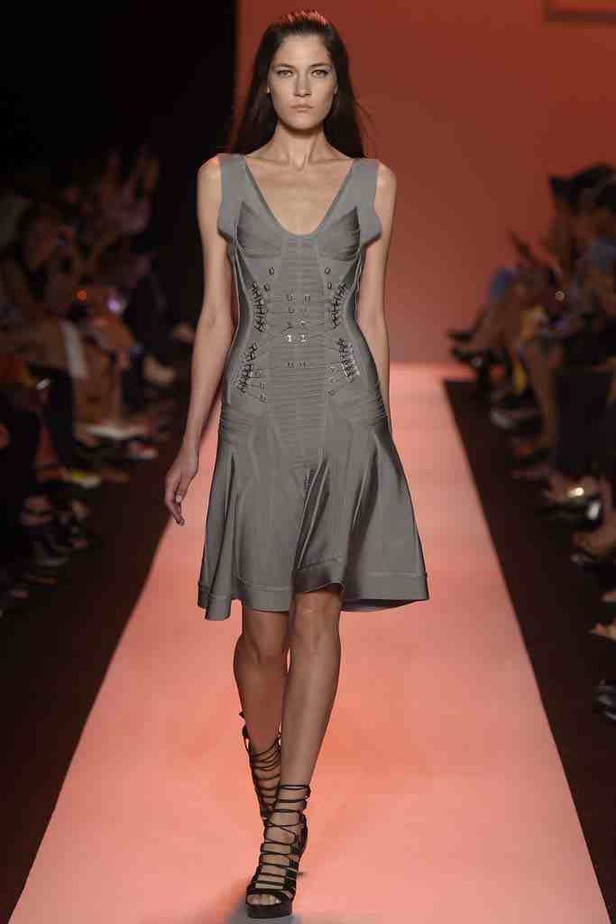 ربيع HERVE LEGER: أناقة مثيرة وحازمة