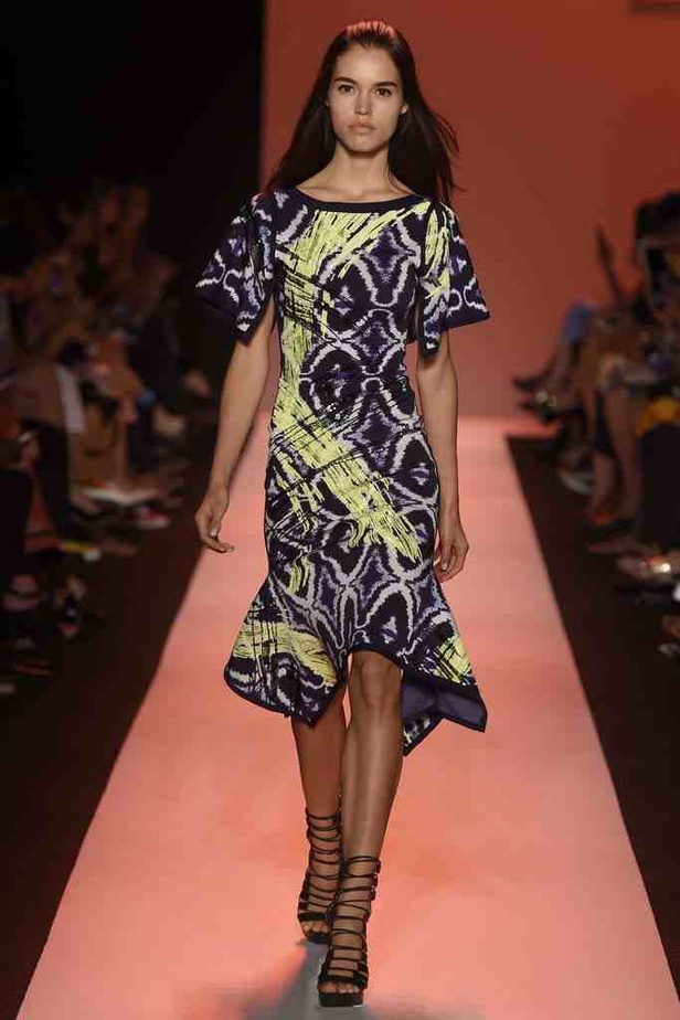 ربيع HERVE LEGER: أناقة مثيرة وحازمة